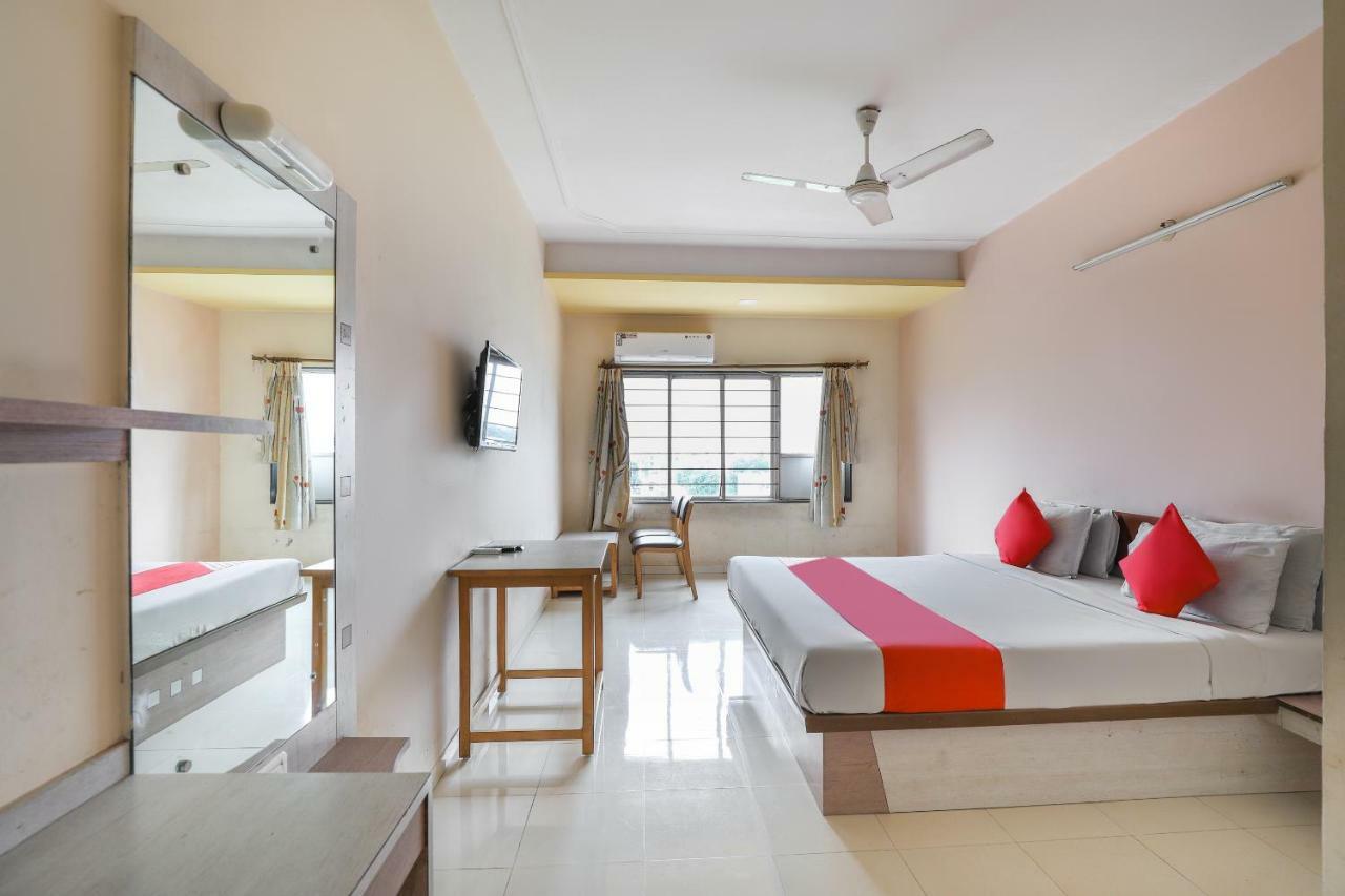 Valsad Oyo 45022 Hotel Sunshine מראה חיצוני תמונה