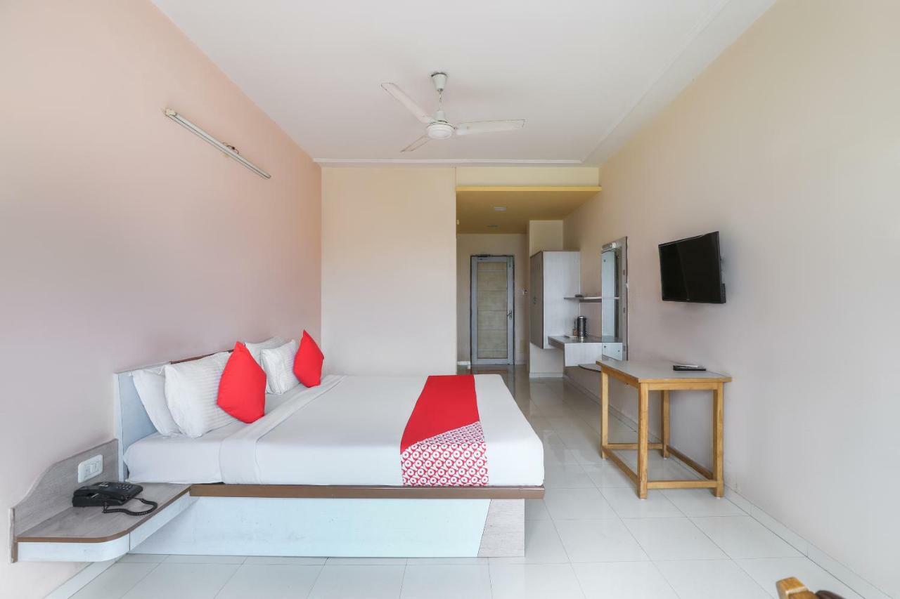 Valsad Oyo 45022 Hotel Sunshine מראה חיצוני תמונה